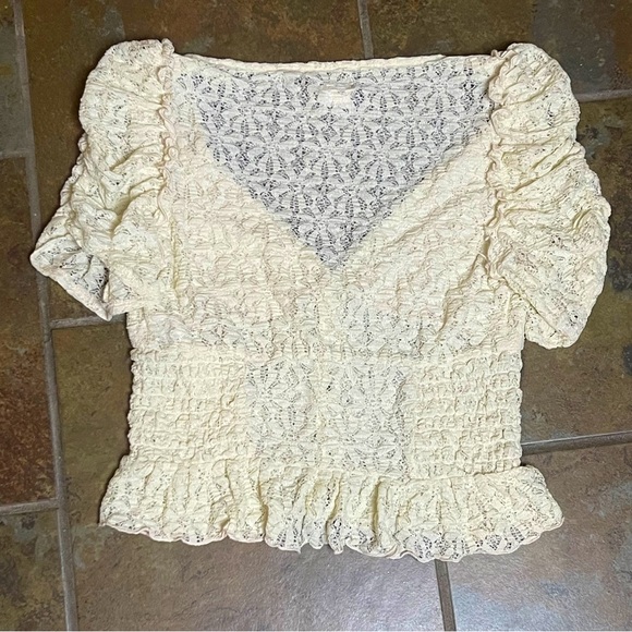 NWOT UO Kimchi Blue Hollie Puff Sleeve Ruffled Blouse - Picture 7 of 7